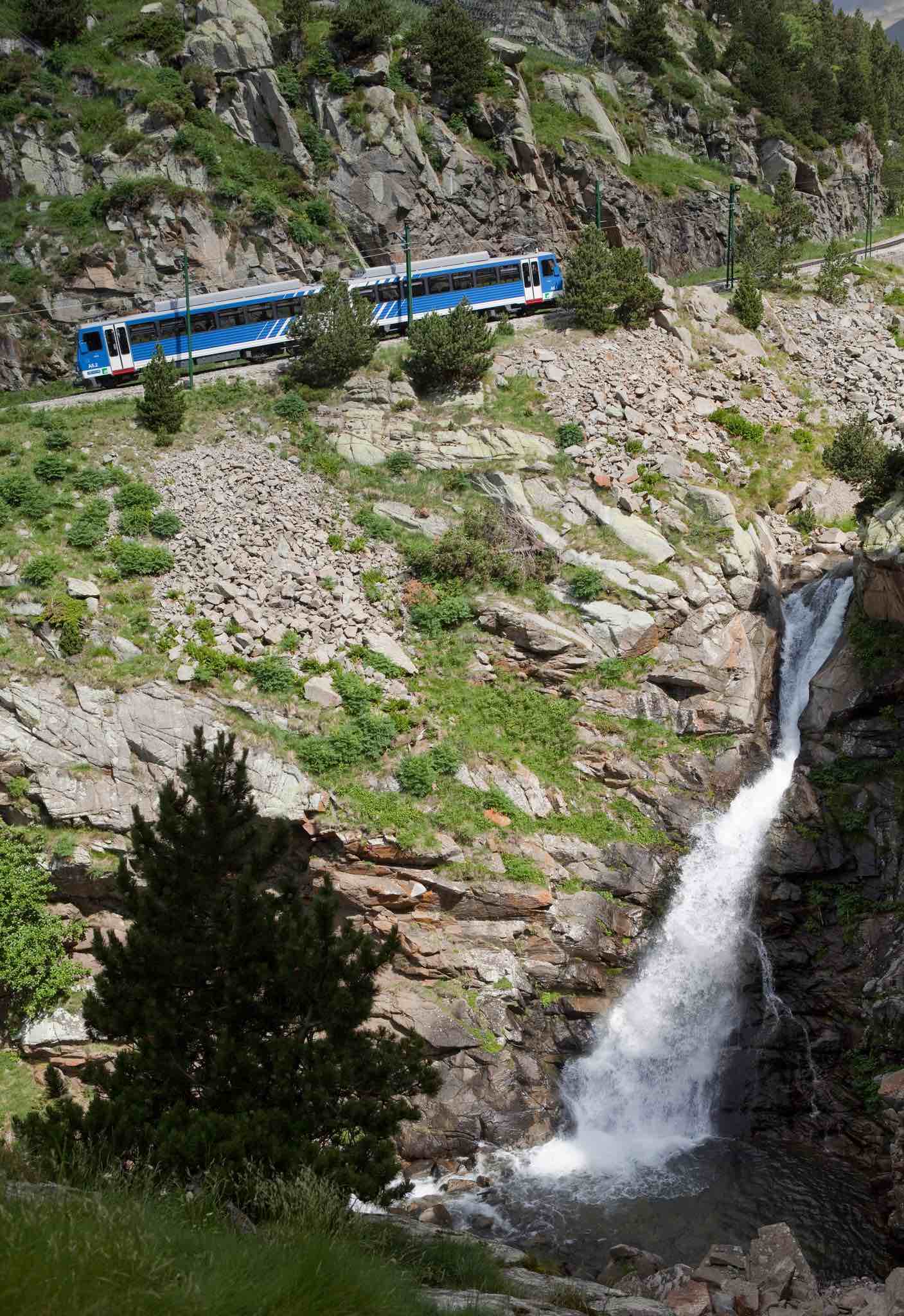 Junto con el Cremallera de Montserrat, el de Núria es la única línea ferroviaria de tren cremallera existente en España. Fotografía: FGC