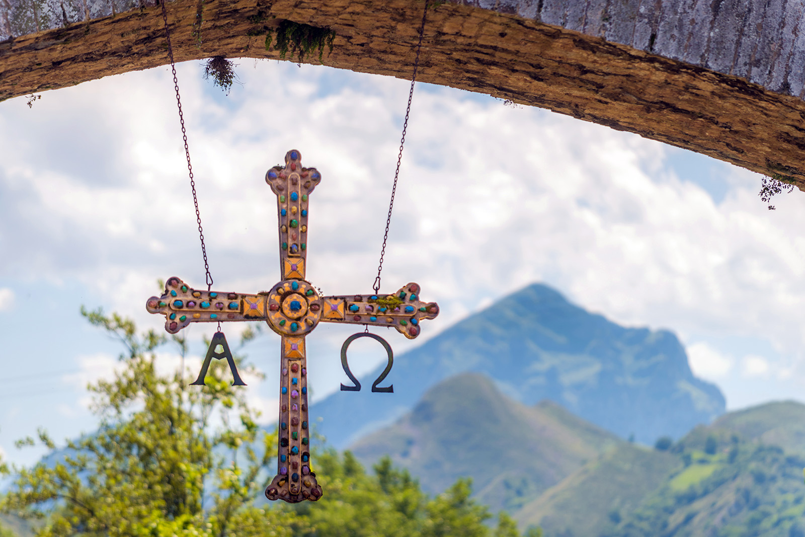 cruz-de-la-victoria-del-puente-romano-de-cangas-©- turismo-asturias- mampiris.jpg