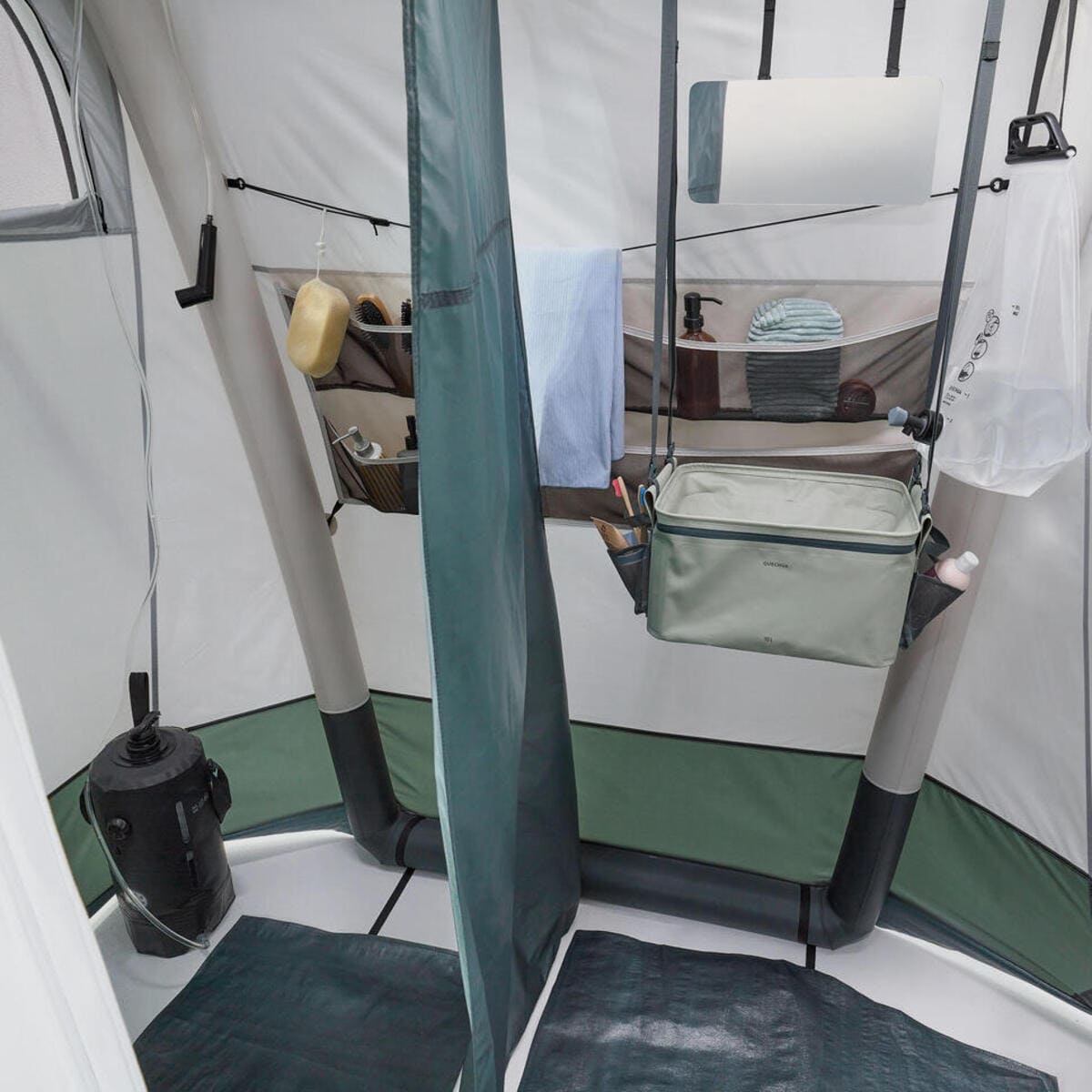 Interior de la cabina de ducha hinchable con los accesorios ideales para camping.