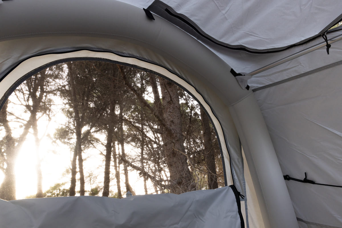 Mosquitera del interior de la cabina de ducha hinchable con posibilidad de cerrar la vista con la misma tela blanca de la estructura.