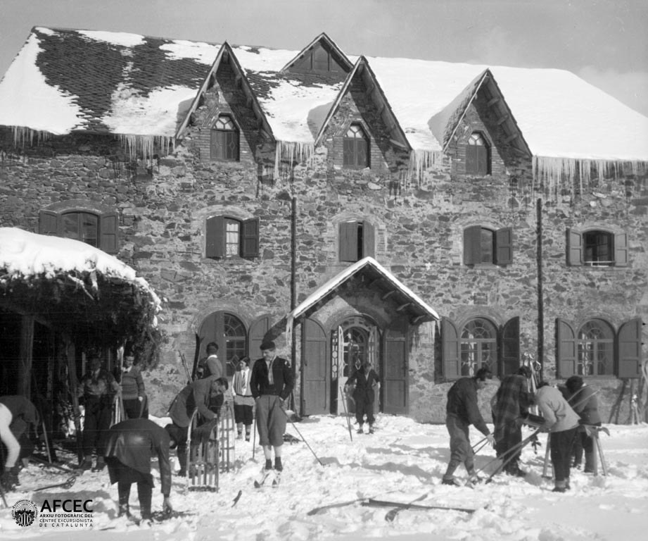 Esquiadors davant del xalet de la Molina, Alp 1928 Autor Francesc Blasi i Vallespinosa