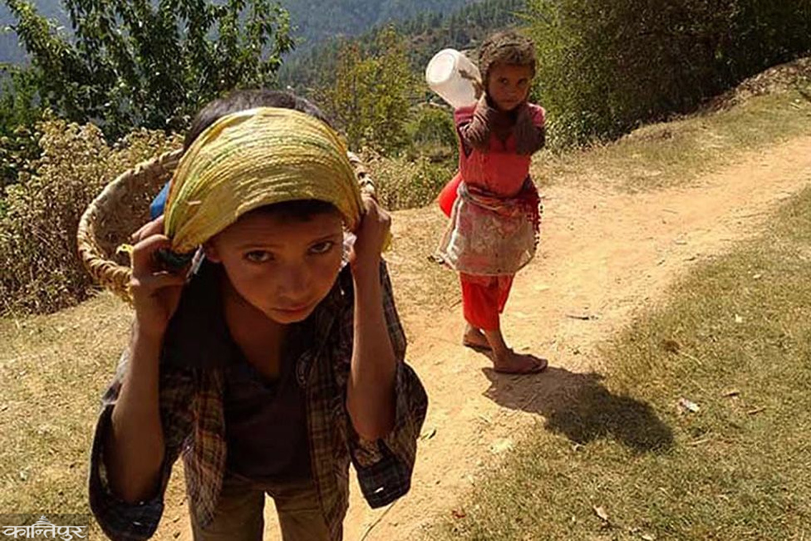 niños-porteando-nepal