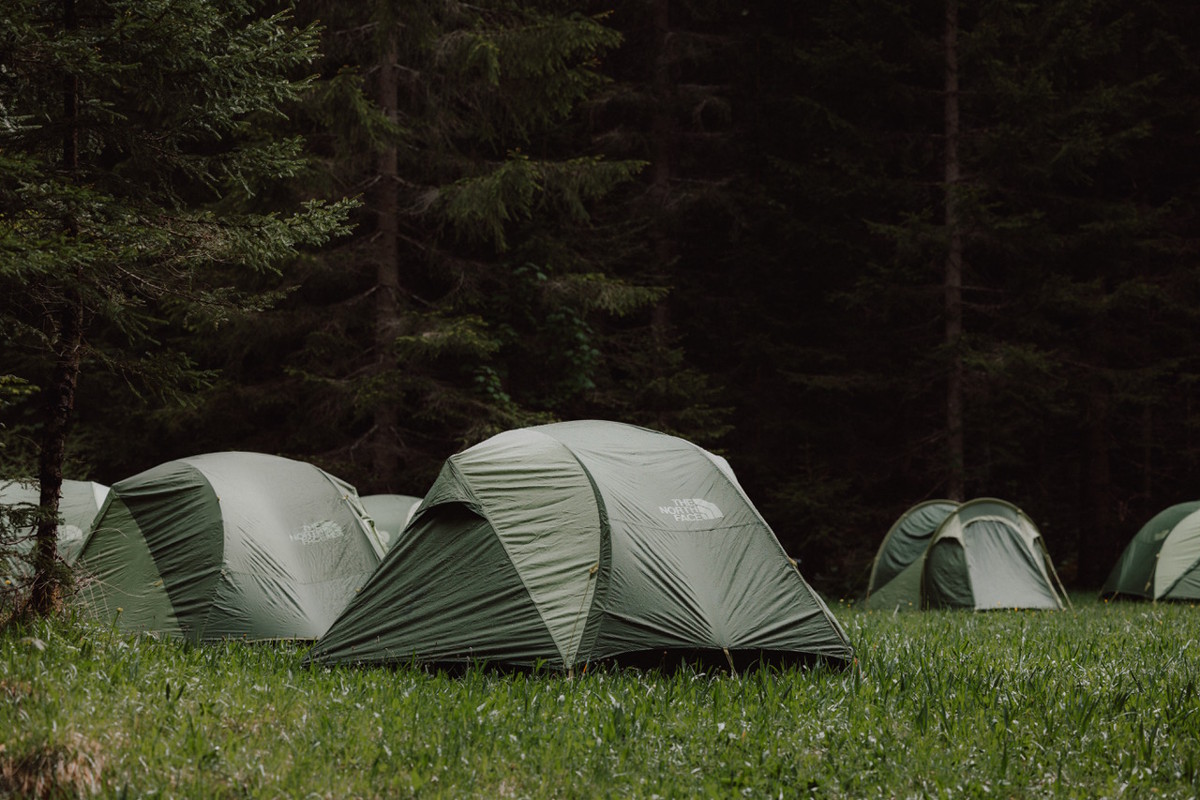 El campamento base, con detalle de las tiendas de campaña en las que tuvimos la oportunidad de pernoctar rodeados de naturaleza. Fotografía: Milos Jakobi.