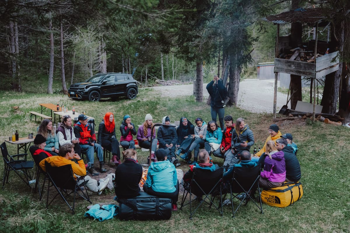 El grupo reunido alrededor de la hoguera, conversando y riendo mientras compartíamos anécdotas. Fotografía: Milos Jakobi.