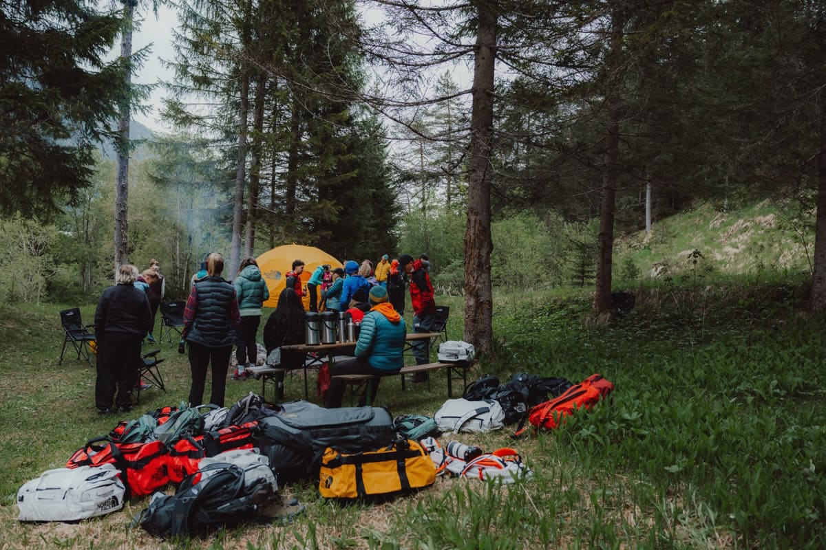 En el BASECAMP de The North Face, una vez llegados de la excursión y antes de hacer la actividad de Climbing. Fotografía: Milos Jakobi.