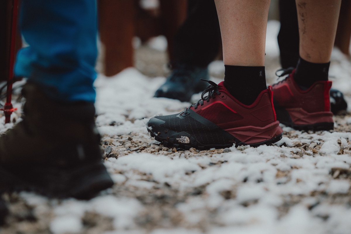 Primer plano de modelo de zapatillas Offtrail Hike pensado para soportar cualquier tipo Dsendero y temperatura. Fotografía: Milos Jakobi.