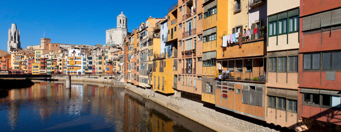 Las icónicas casas pastel de Girona a orillas del río Onyar