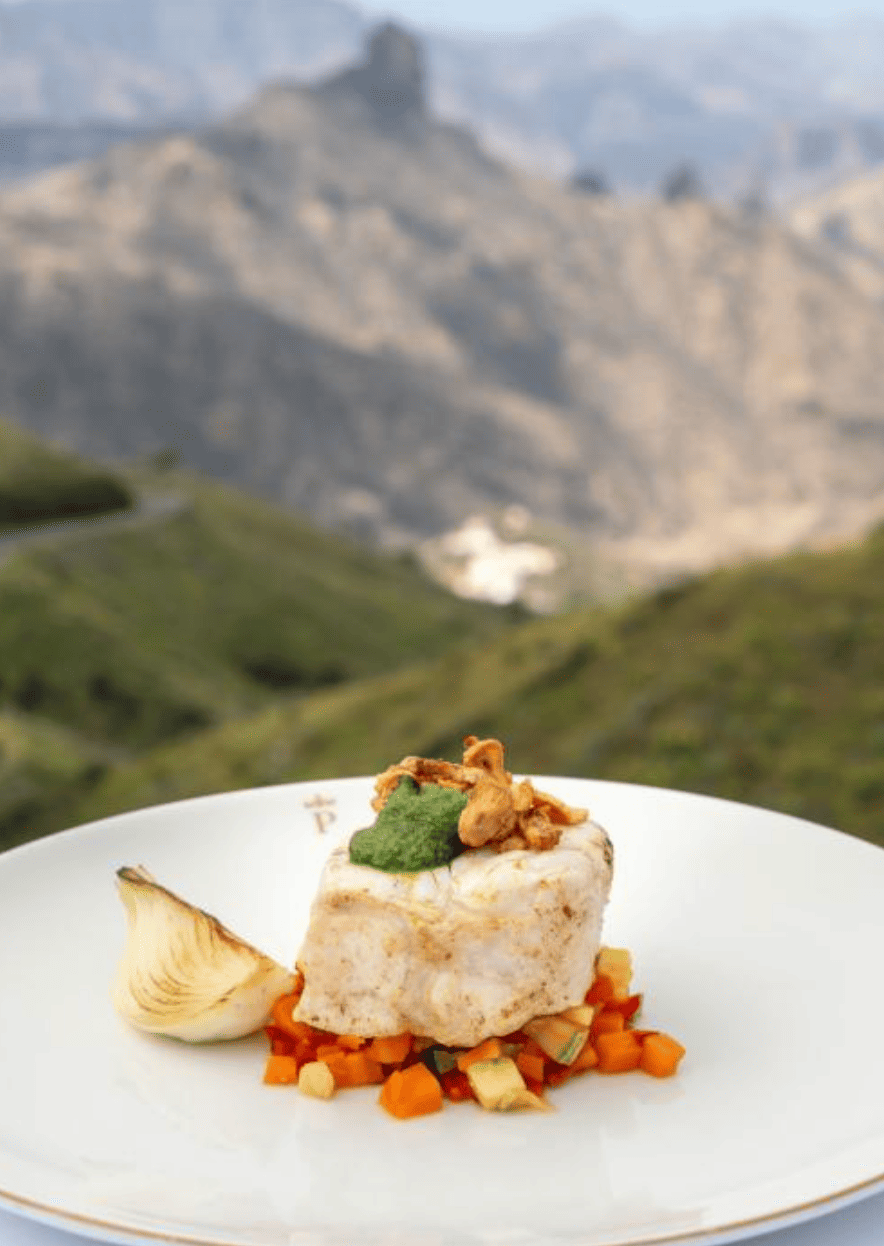 Delícia del Parador de la Cruz de Tejeda y Roque Bentayga al fondo. Fuente: Restaurante Parador Cruz de Tejeda