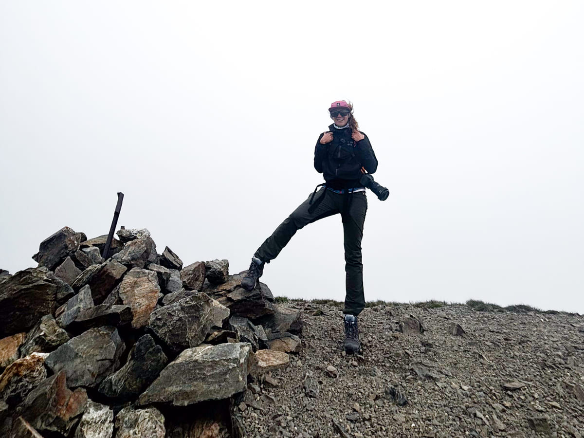 Júlia Miralles en el Pic de Finestrelles. La niebla ya había entrado.