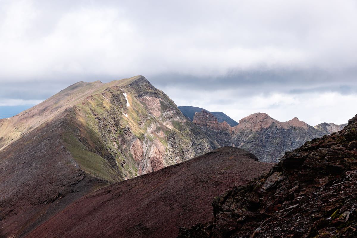 Llegando a la cima del Pic d’Eyne, al otro lado de estas montañas está el Circ de Chambre d’Aze. (Foto: Júlia Miralles)