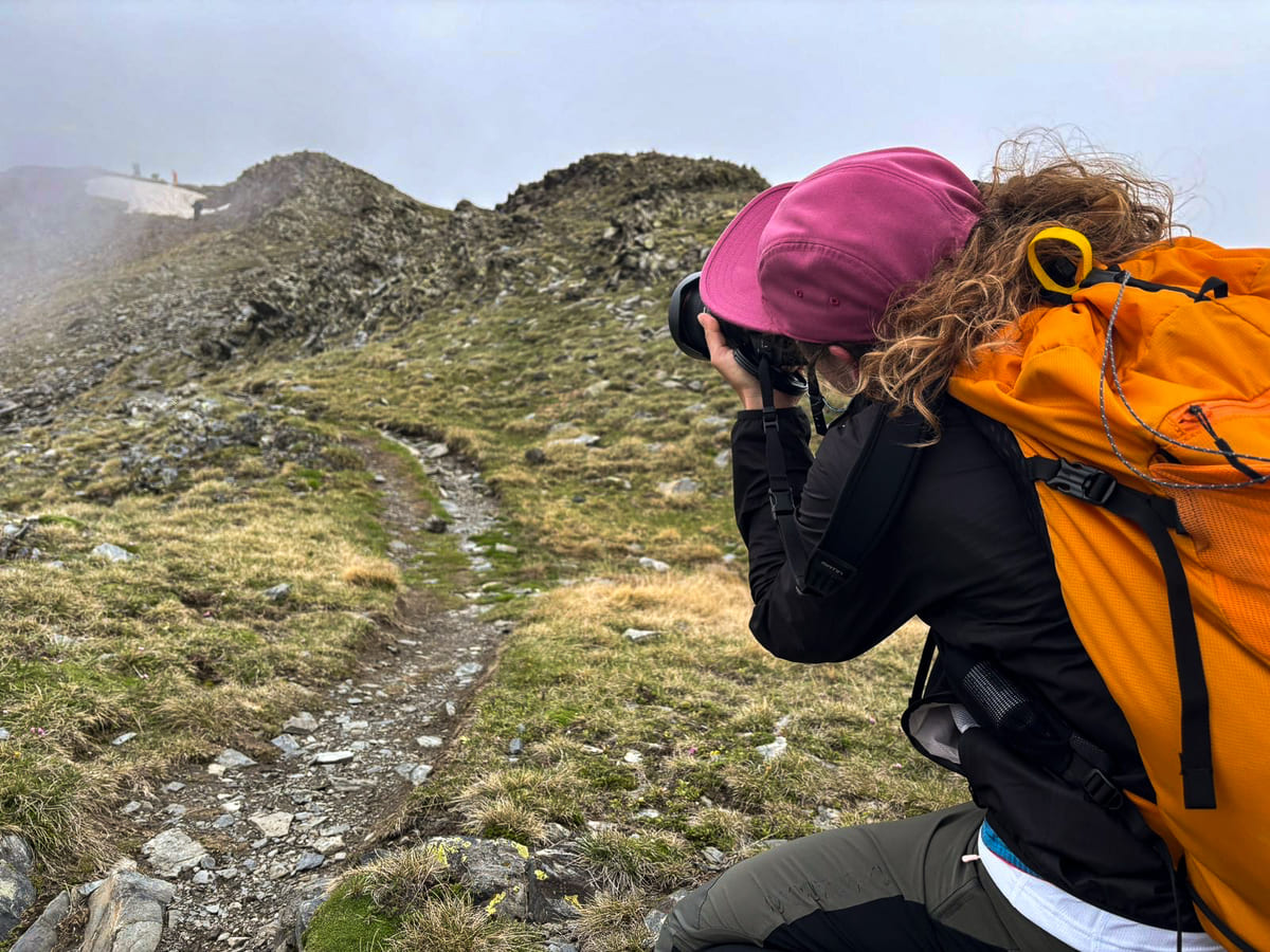 Júlia Miralles en el suelo, como no, tirando fotos. La chaqueta negra es la Verglas FastPack 2.5, de mujer, de Helly Hansen. Como veis, bien elástica y cómoda. (Foto: Xavier Casillanis)