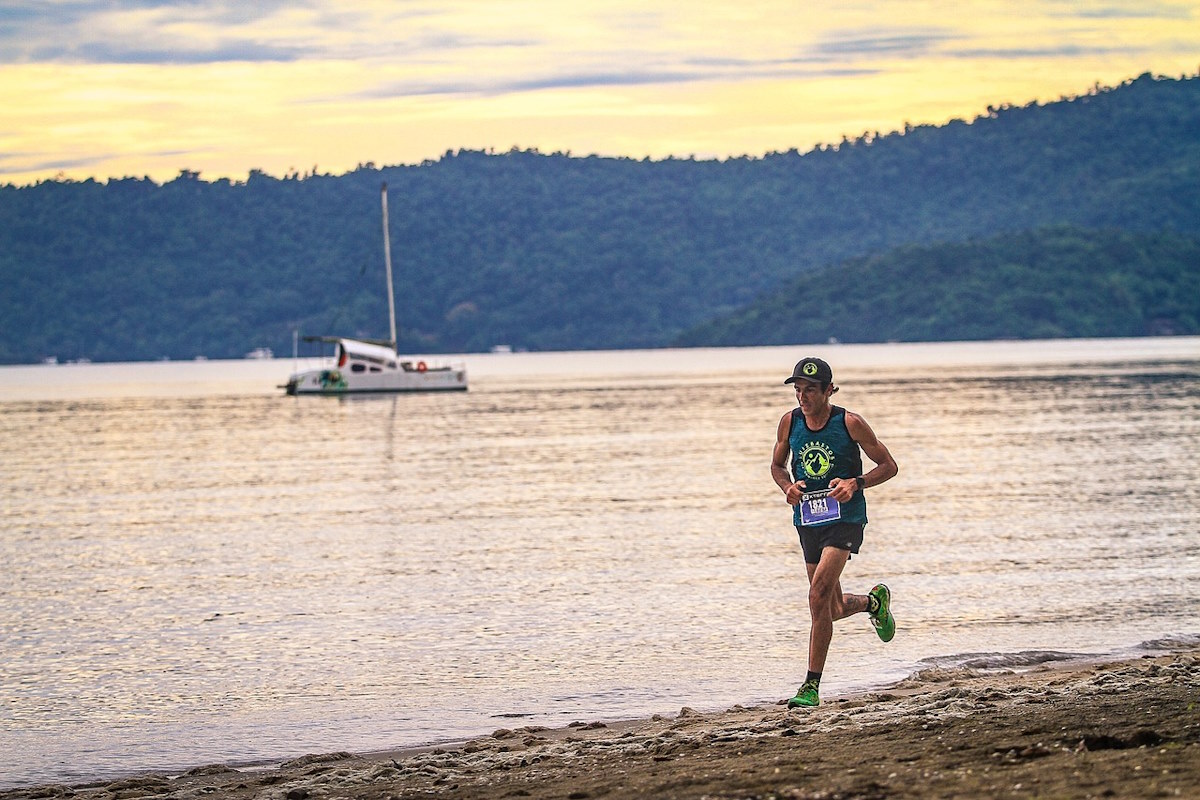 hombre corriendo en la playa