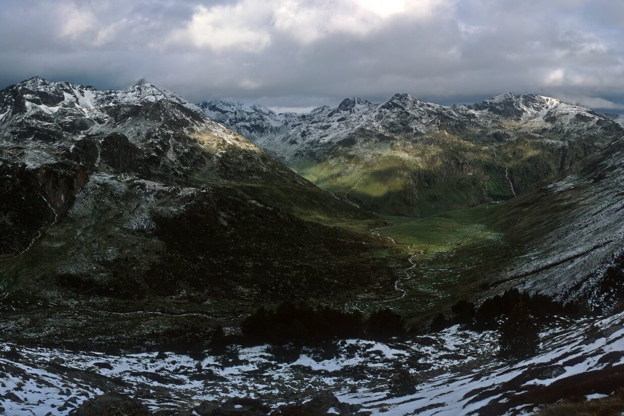 Alrededor de Rulhe: en la cresta de Isards, los estanques de Ruille y Montaut. (Fotografia: Stéphan Peccini)