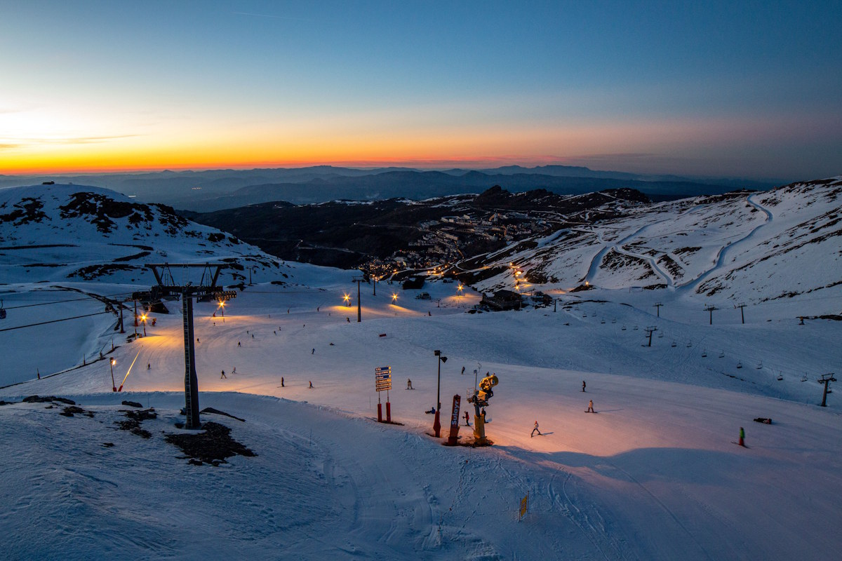 La pista El Río se ilumina para la temporada de esquí nocturno en Sierra Nevada. (Foto: Cetursa Sierra Nevada)