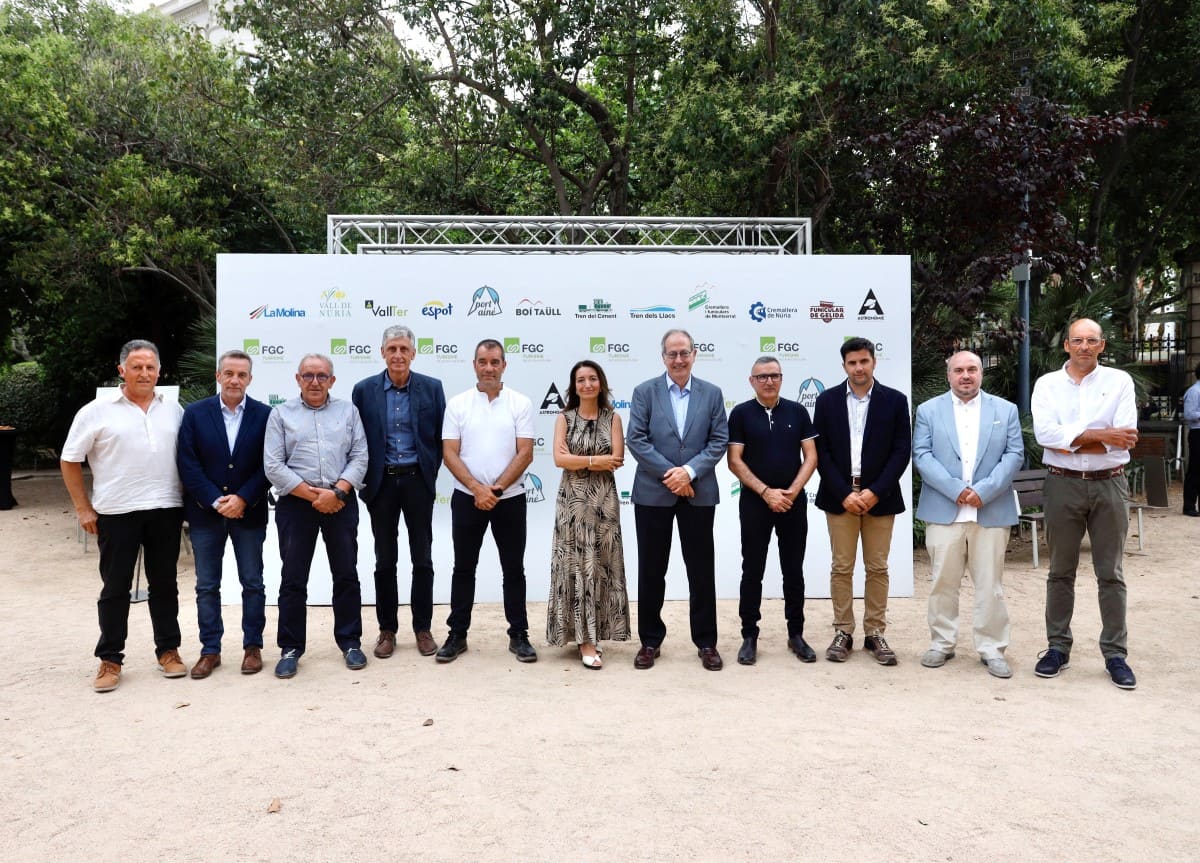 Ferrocarrils propone una amplia oferta turística para este verano centrada en la promoción del turismo en el territorio catalán a través de sus estaciones de montaña, trenes turísticos y del Parc Astronòmic del Montsec La presidenta de Ferrocarrils y el director general, Pere Calvet, junto a los directores de las explotaciones turísticas de Ferrocarrils.