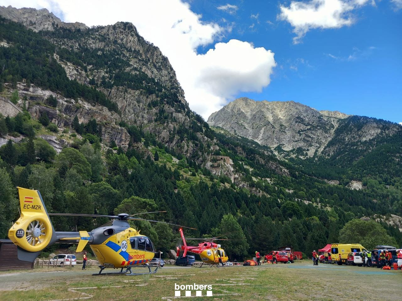 El centro de mando del operativo se montó en el parking de la presa de Cavallers. Foto © BOMBERS