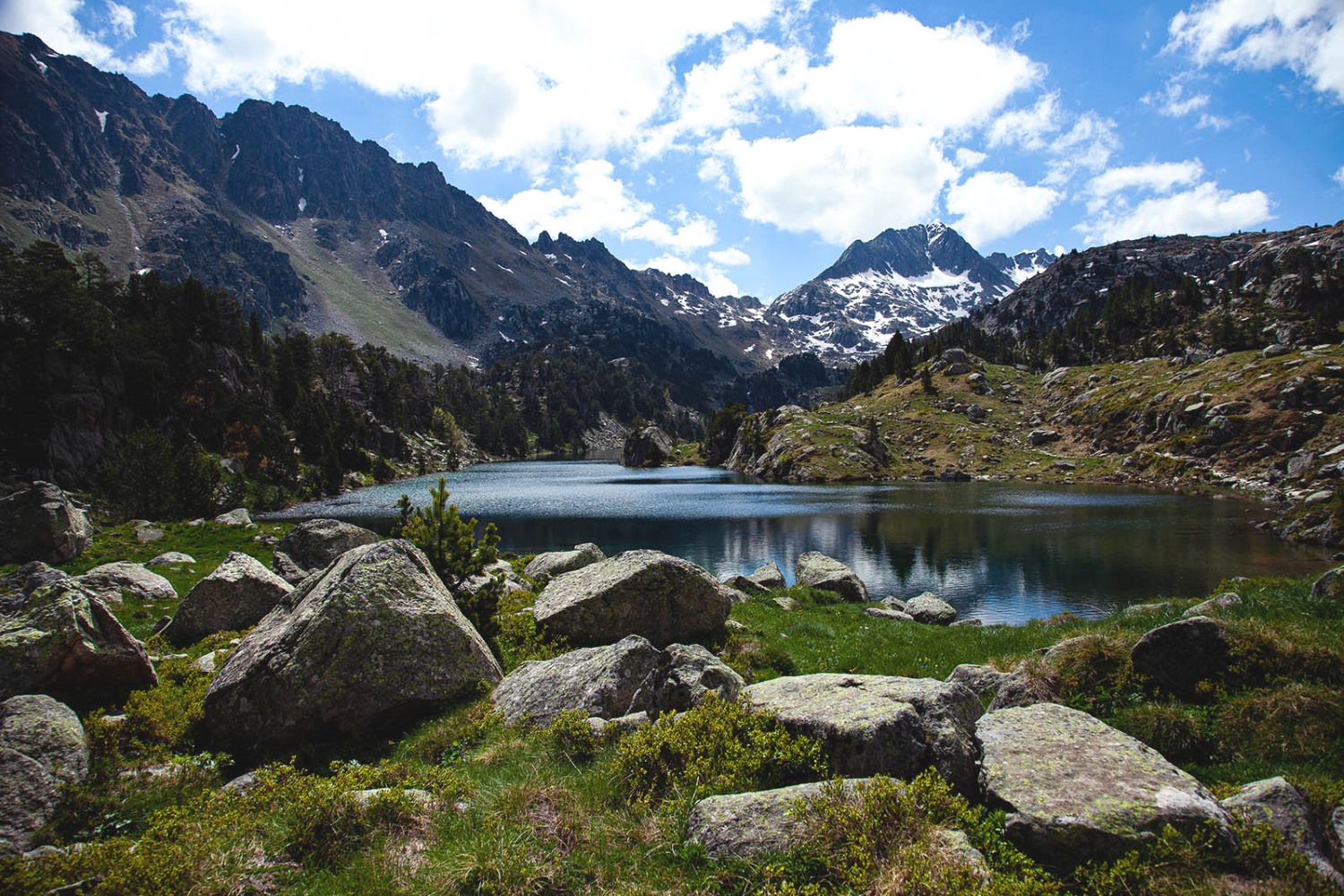 Parc Nacional d'Aigüestortes. Desde Lac Long. De derecha a izquierda: crestas del Sendrosa, en medio de la fotografía; Tuc de Ratera. Fotografía: Júlia Miralles 