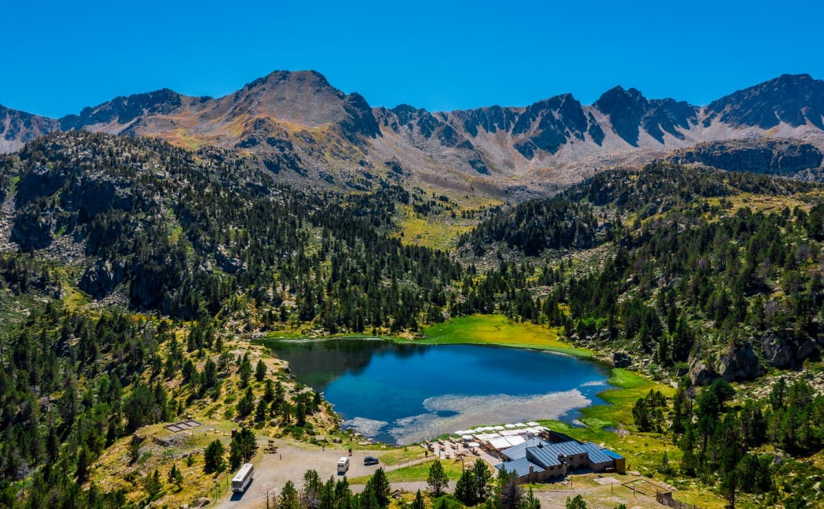 Vista aerea del Lago de Pessons con su restaurante y el circo de montañas de origen glaciar plagado de lagos.