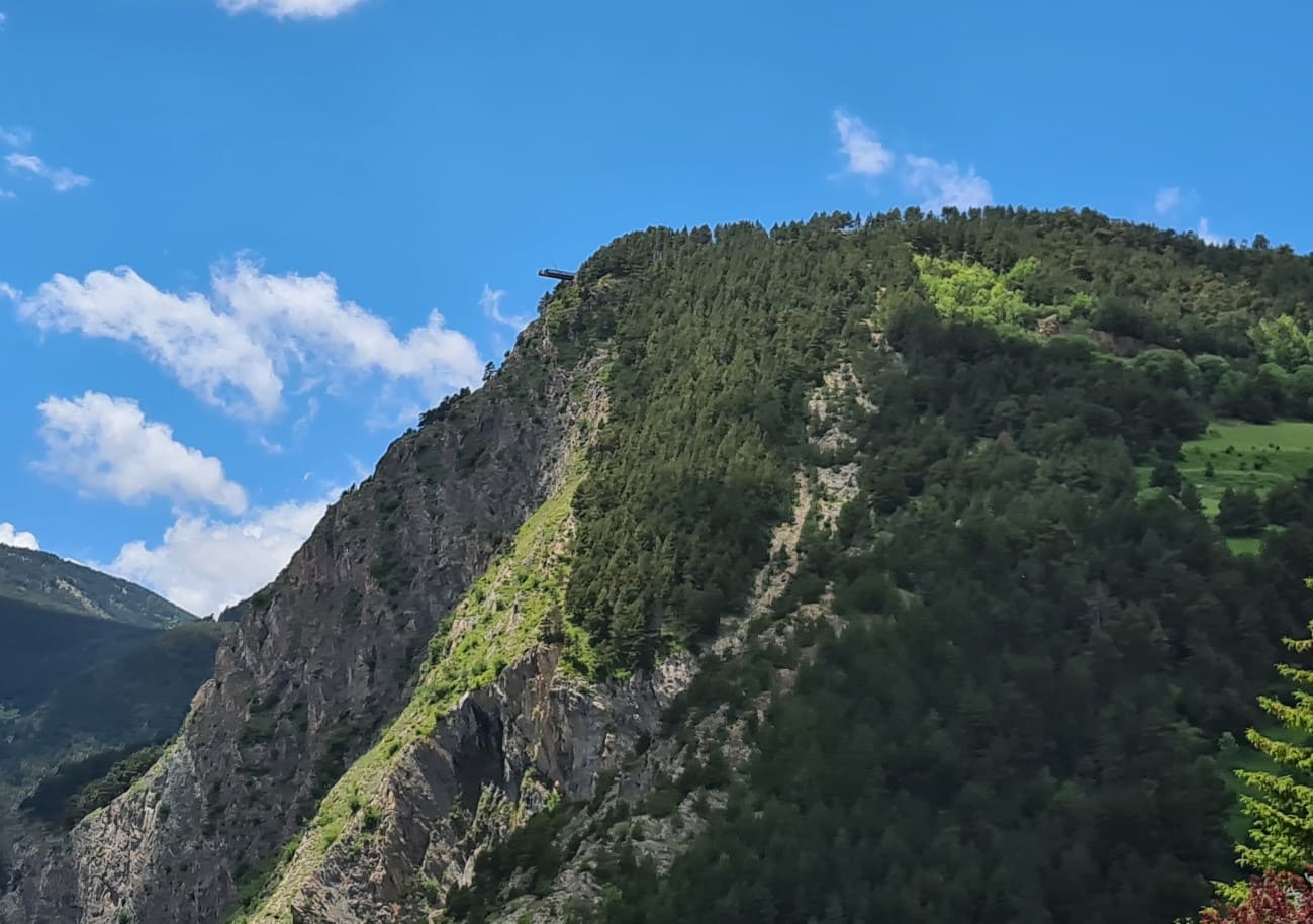 Cuando subes por la carretera saliendo de Canillo, se puede ver arriba de la montaña, muy arriba, el mirador, incluso a la gente que está en él.