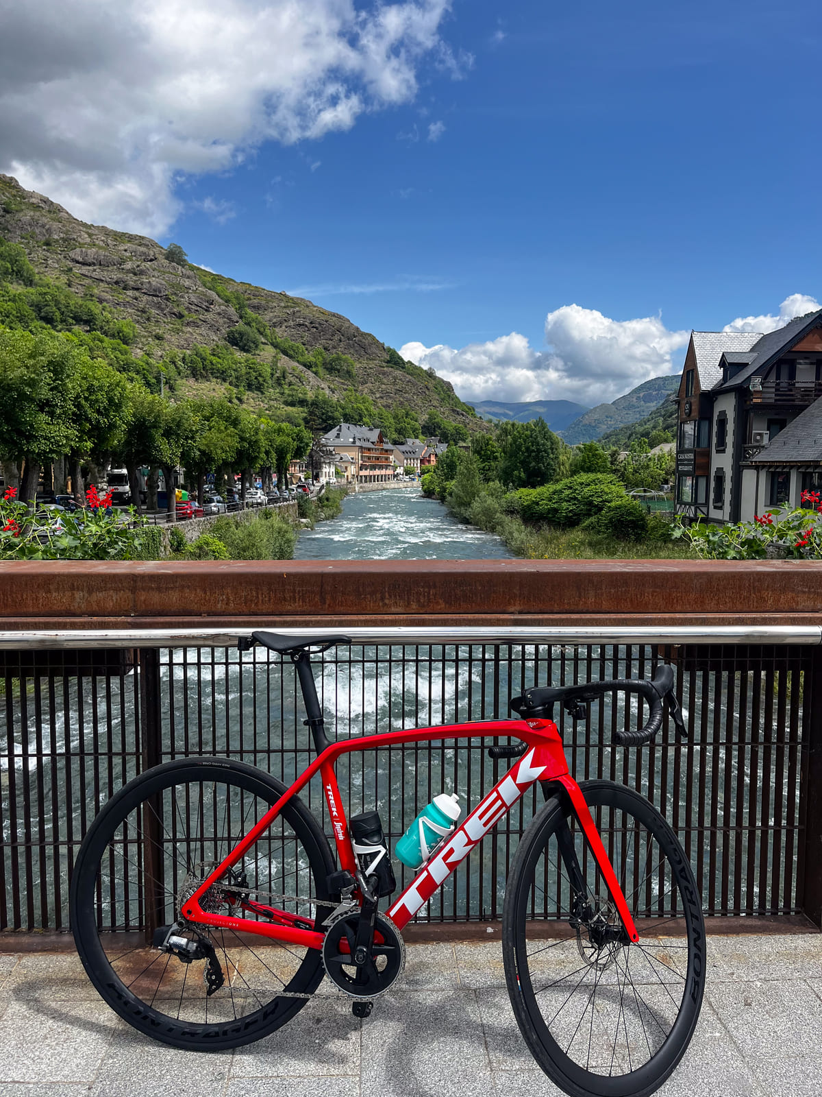 Bicicleta de Lucas Casas en el puente de Bossòst. Fotografía Lugares de Aventura. © Maria Serrahïma