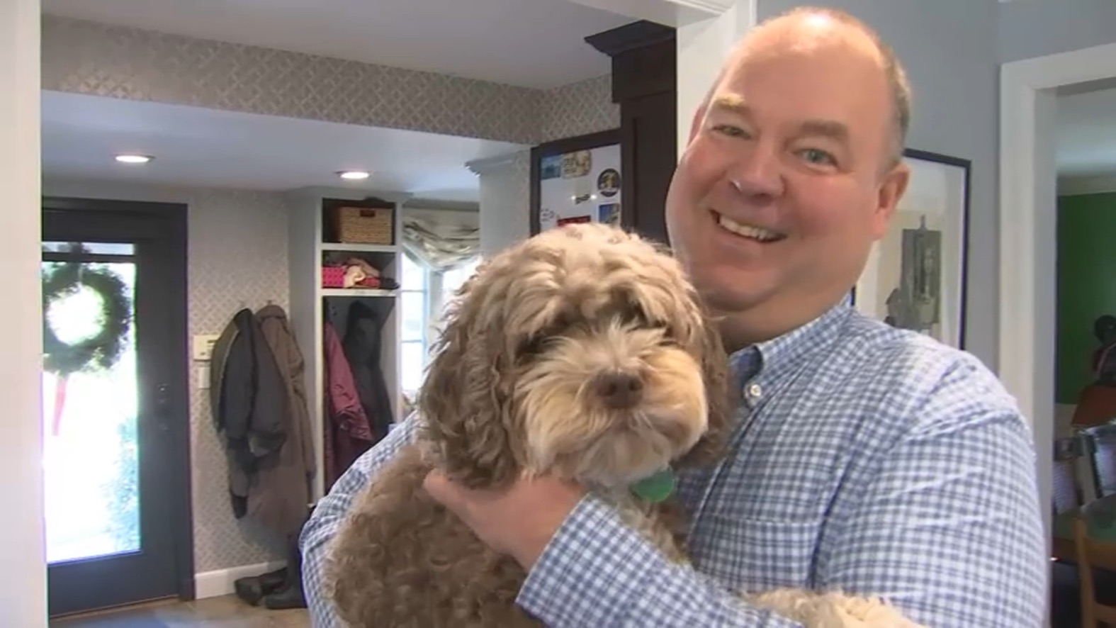 Ed Berger y su perro Tommy después de su rescate en el lago Waban en Wellesley, Massachusetts.