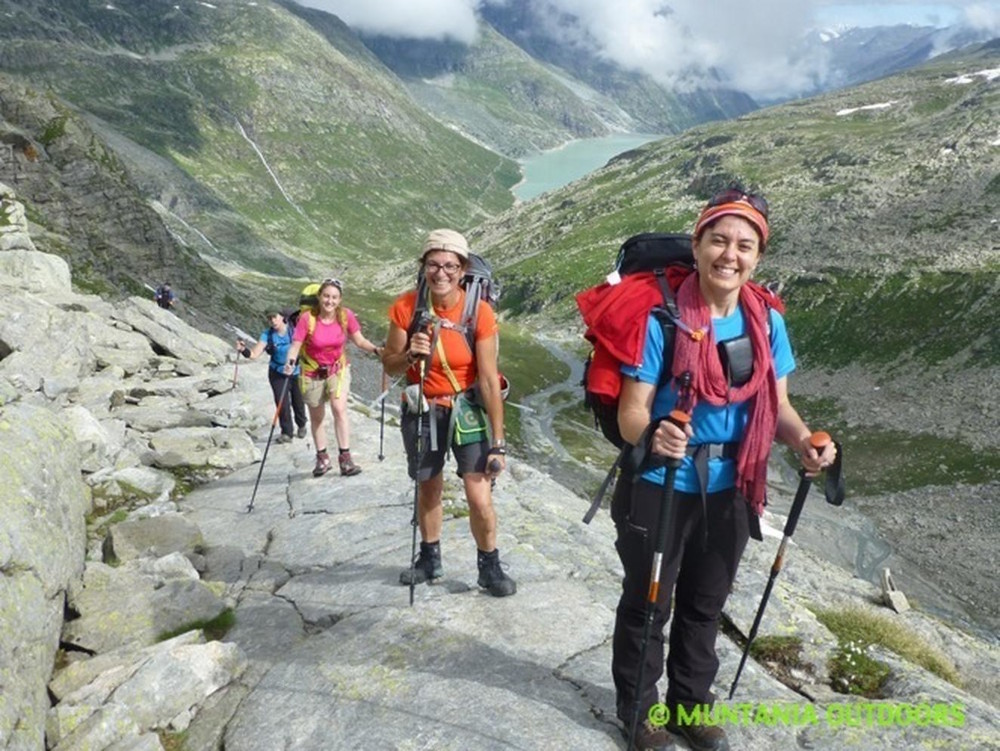 Imagen de un trekking con bastones de Muntania Outdoors