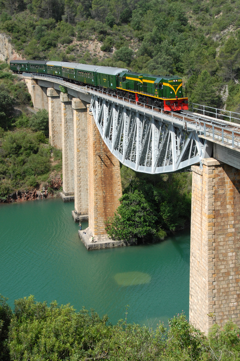 Imagen del Tren Histórico durante su recorrido entre Lleida y La Pobla de Segur.