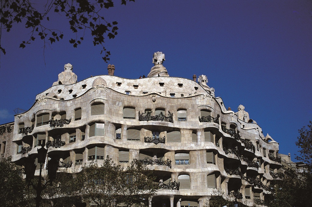 La Casa Milà, "La Pedrera" de Antonio Gaudí, emblemático edificio en el Paseo de Gracia. Imagen de L. Bertran. Copyright: Turismo de Barcelona