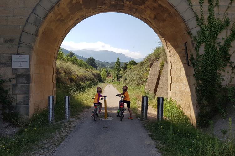 Un fin de semana familiar pedaleando por la vía de tren de la Val de Zafán