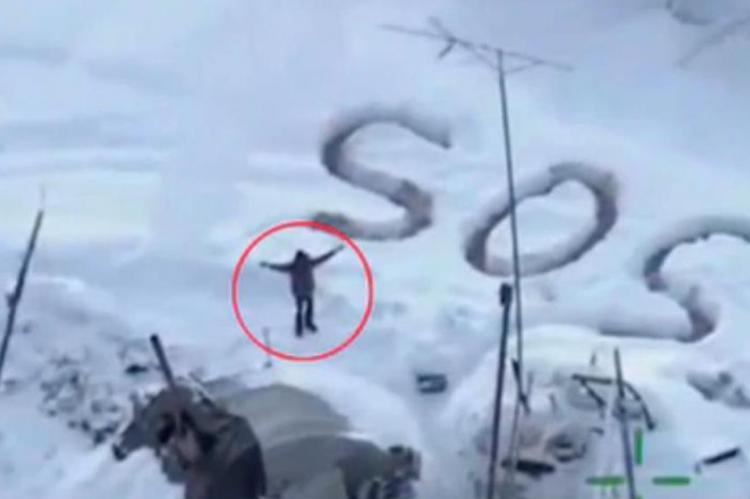 Sobrevive 23 días en la nieve de Alaska y se salva escribiendo una gigantesco SOS