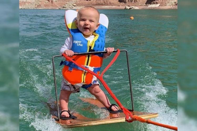 Vídeo viral y polémico de un bebé de 6 meses practicando esquí acuático