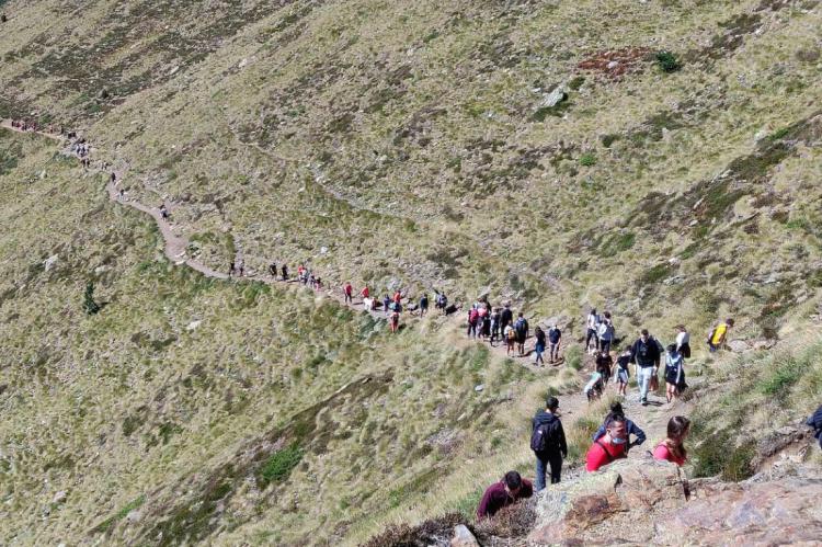 El verano “excelente” en la montaña obliga a plantearse si hay que protegerla de la "invasión"