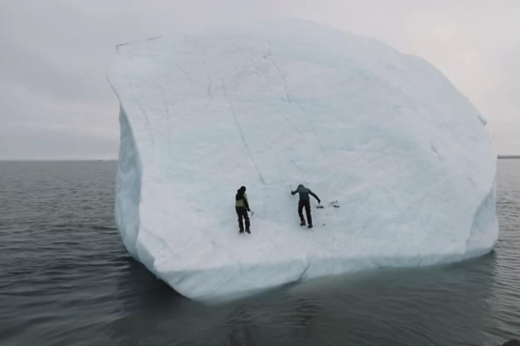 El susto de dos exploradores cuando el iceberg que escalaban se gira por completo.