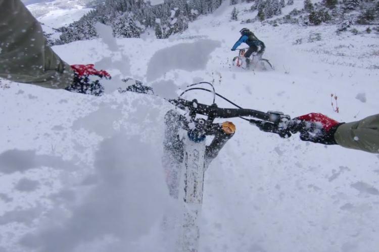 Espectacular descenso en bicicleta por una pendiente de nieve virgen