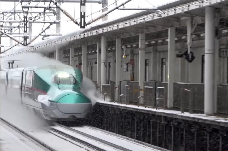 Vídeo: Un tren bala japonés atraviesa una estación nevada a alta velocidad