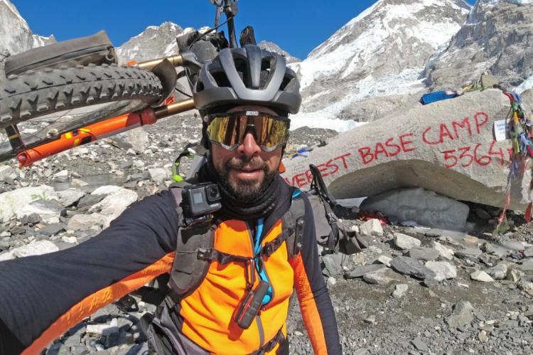 Omar di Felice, primero en llegar al campo base del Everest en bicicleta en invierno 