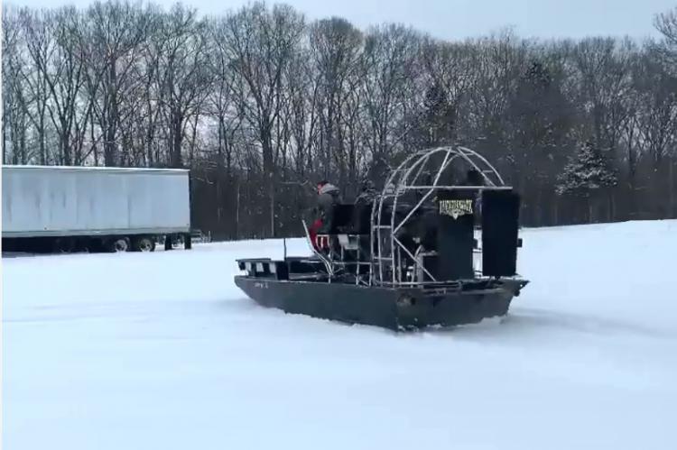 Vídeo: las lanchas de pantano van que se las pelan en la nieve 
