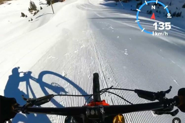 A 135 km/h bajando en bicicleta por una pista de esquí