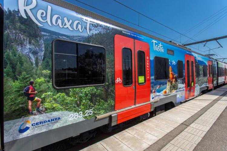 Ferrocarrils (FGC) promociona su oferta turística y la del territorio con la tematización de la estación y varios trenes 