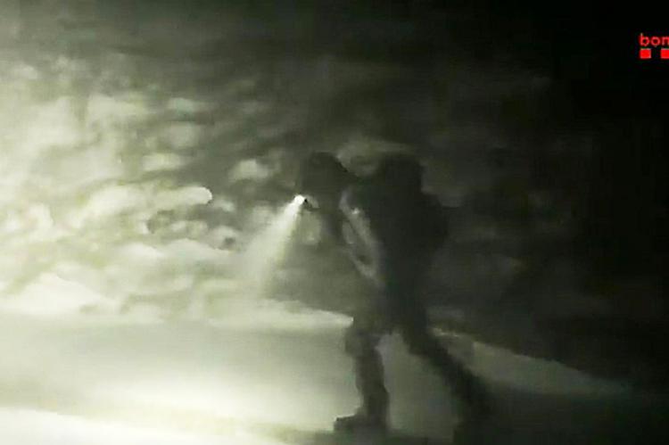 Los bomberos rescatan a ocho excursionistas entre el frío y la nieve en Catalunya