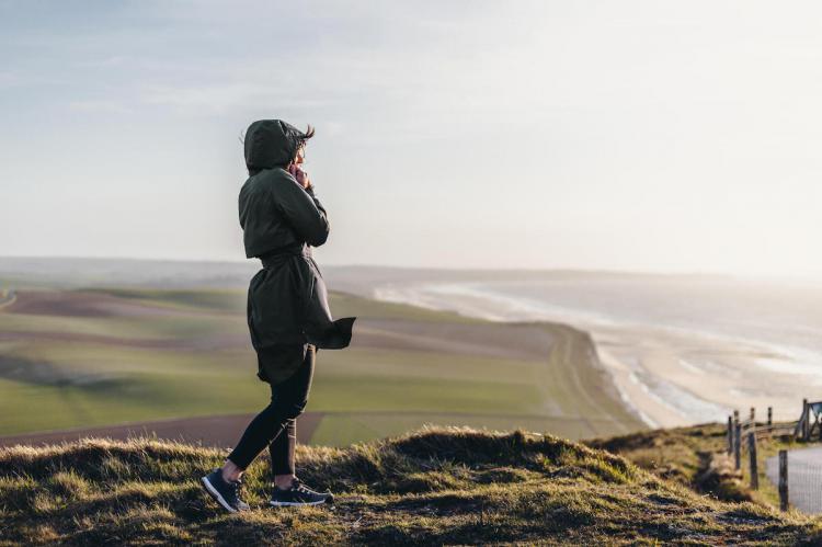 La gabardina de Decathlon que te pondrás tanto para pasear como para ir de trekking