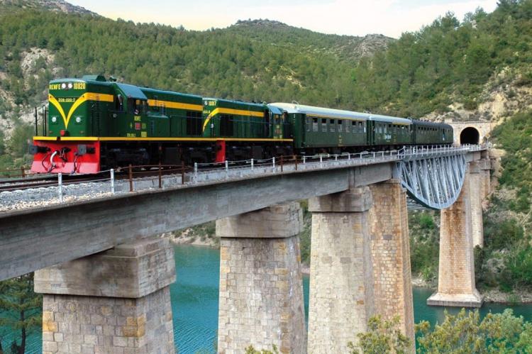 El exitoso Tren dels Llacs se pone en marcha este sábado 23 de abril, Día de Sant Jordi