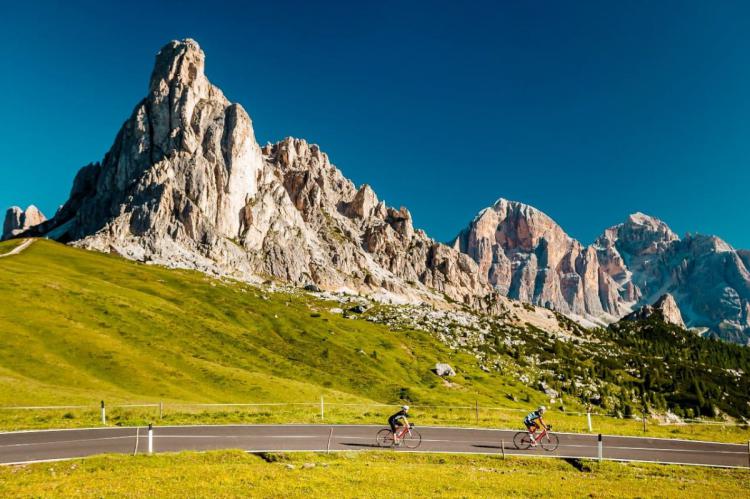 Ciclismo de carretera cerca de las estrellas en las Dolomitas