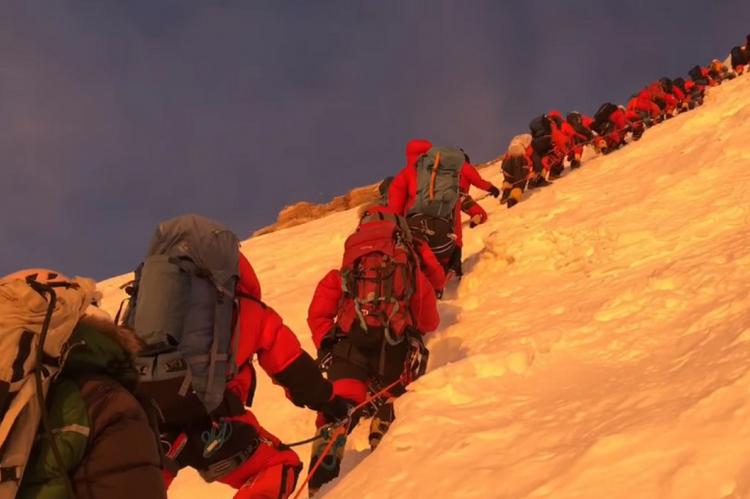 Colapso en el K2: Suben más personas en un día que en 40 años