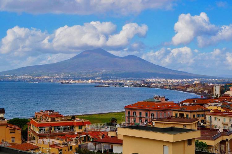 Un turista cae al cráter del Vesubio por intentar recuperar el móvil