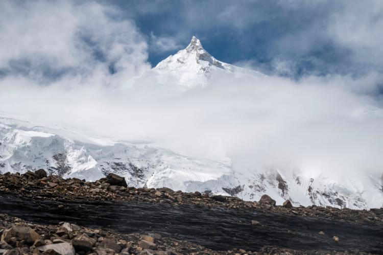 Caos en el Mansalu: Dos avalanchas, una alpinista desaparecida, un muerto y numerosos heridos