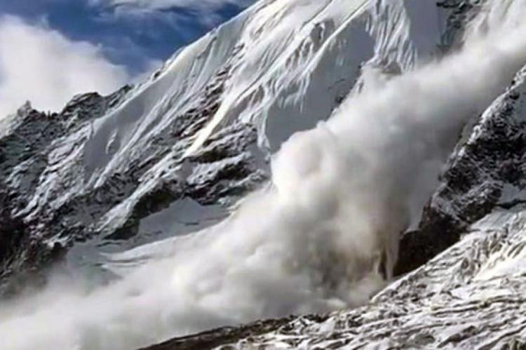 Las avalanchas ponen en riesgo las expediciones al Mansalu