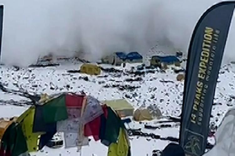 Una gran avalancha barre el campamento base del Manaslu