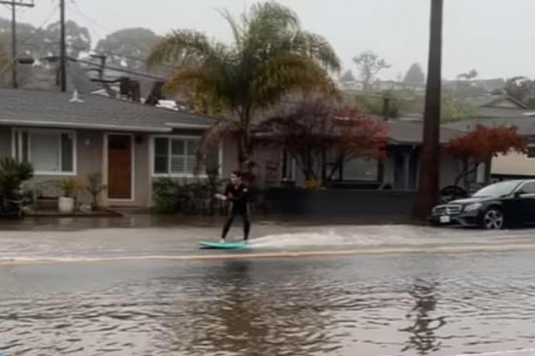 Esquí acuático por las calles tras las fuertes lluvias en California