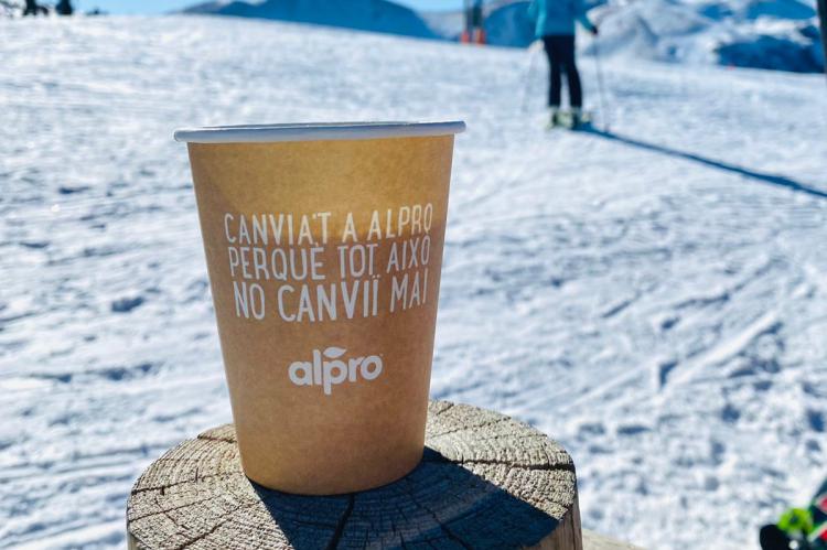 FGC-Turisme promueve la concienciación sobre la preservación y cuidado del planeta en La Molina junto a Alpro